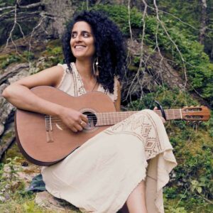 Shirani Rose mit Gitarre in der Natur